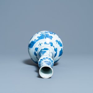 Een Chinese flesvormige blauw-witte vaas met figuren in een landschap, Transitie periode — foto 5