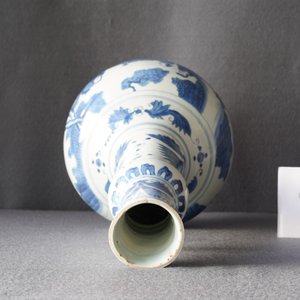 Een Chinese flesvormige blauw-witte vaas met figuren in een landschap, Transitie periode — foto 9