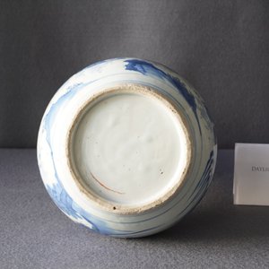 Een Chinese flesvormige blauw-witte vaas met figuren in een landschap, Transitie periode — foto 10