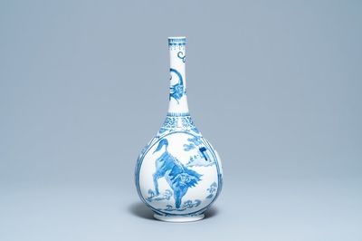 Een Chinese flesvormige blauw-witte vaas met kylins, 19e eeuw
