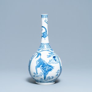 Een Chinese flesvormige blauw-witte vaas met kylins, 19e eeuw — foto 1