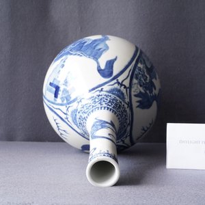Een Chinese flesvormige blauw-witte vaas met kylins, 19e eeuw — foto 9