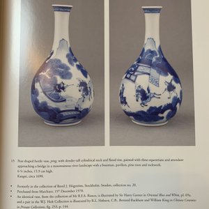 Een Chinese flesvormige blauw-witte vaas met ruiters, Kangxi — foto 10