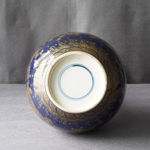 Een Chinese flesvormige blauwe vaas met verguld drakendecor, ca. 1900 — foto 9