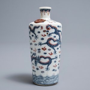 Een Chinese flesvormige blauwwitte en onderglazuur rode drakenvaas, Kangxi merk, 19/20e eeuw — foto 2