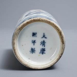 Een Chinese flesvormige blauwwitte en onderglazuur rode drakenvaas, Kangxi merk, 19/20e eeuw — foto 5