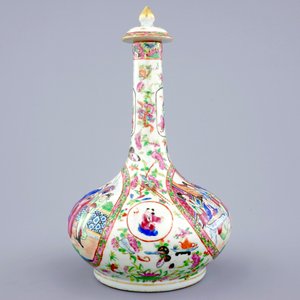 Een Chinese flesvormige Canton famille rose vaas met deksel, 19e eeuw — foto 4