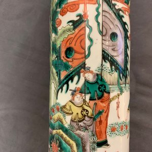 Een Chinese flesvormige celadon craquelé vaas en een famille verte vaas, 19e eeuw — foto 13