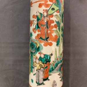 Een Chinese flesvormige celadon craquelé vaas en een famille verte vaas, 19e eeuw — foto 14