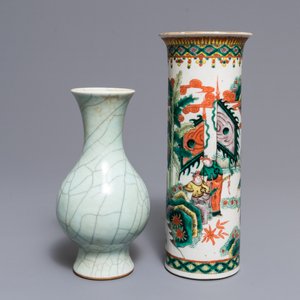Een Chinese flesvormige celadon craquelé vaas en een famille verte vaas, 19e eeuw — foto 2
