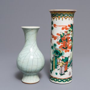 Een Chinese flesvormige celadon craquelé vaas en een famille verte vaas, 19e eeuw — foto 3