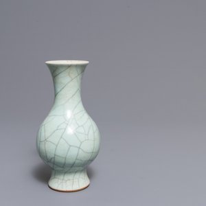 Een Chinese flesvormige celadon craquelé vaas en een famille verte vaas, 19e eeuw — foto 4