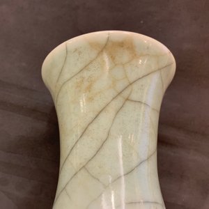 Een Chinese flesvormige celadon craquelé vaas en een famille verte vaas, 19e eeuw — foto 10