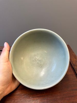 Een Chinese flesvormige celadon vaas en twee kommen, Yuan/Ming — foto 16