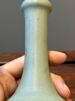 Een Chinese flesvormige celadon vaas en twee kommen, Yuan/Ming — foto 6