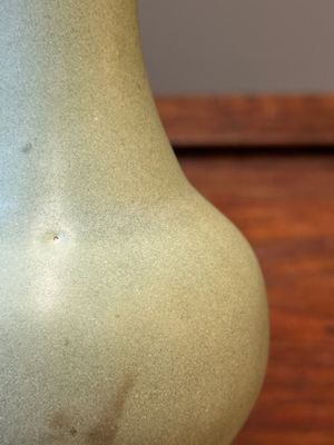 Een Chinese flesvormige celadon vaas en twee kommen, Yuan/Ming — foto 7