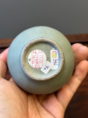Een Chinese flesvormige celadon vaas en twee kommen, Yuan/Ming — foto 8
