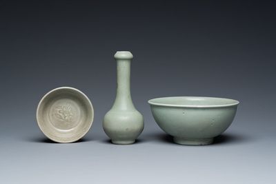Een Chinese flesvormige celadon vaas en twee kommen, Yuan/Ming