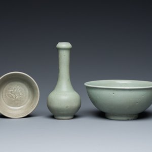 Een Chinese flesvormige celadon vaas en twee kommen, Yuan/Ming — foto 1