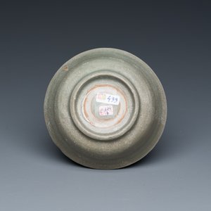 Een Chinese flesvormige celadon vaas en twee kommen, Yuan/Ming — foto 3