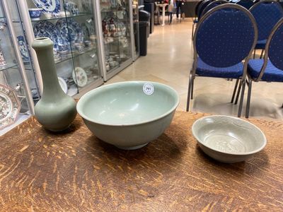 Een Chinese flesvormige celadon vaas en twee kommen, Yuan/Ming — foto 1