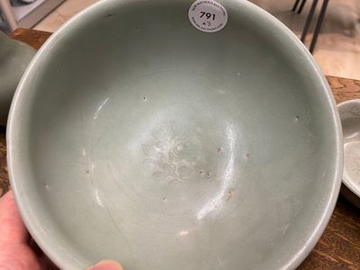 Een Chinese flesvormige celadon vaas en twee kommen, Yuan/Ming — foto 2