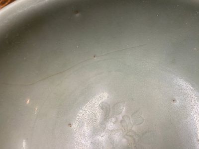 Een Chinese flesvormige celadon vaas en twee kommen, Yuan/Ming — foto 3