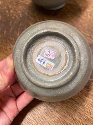 Een Chinese flesvormige celadon vaas en twee kommen, Yuan/Ming — foto 8