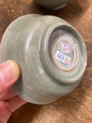 Een Chinese flesvormige celadon vaas en twee kommen, Yuan/Ming — foto 9