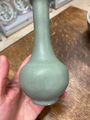 Een Chinese flesvormige celadon vaas en twee kommen, Yuan/Ming — foto 10