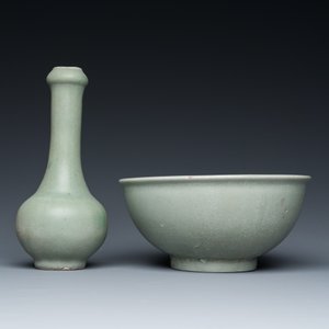 Een Chinese flesvormige celadon vaas en twee kommen, Yuan/Ming — foto 5