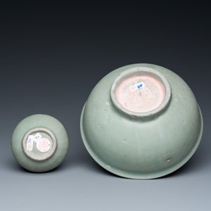 Een Chinese flesvormige celadon vaas en twee kommen, Yuan/Ming — foto 9