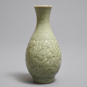 Een Chinese flesvormige celadon vaas met reliëfdecor, 18/19e eeuw — foto 2