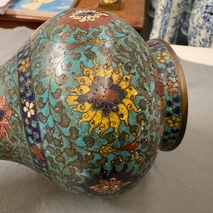 Een Chinese flesvormige cloisonné vaas met lotusslingers, Ming — foto 13