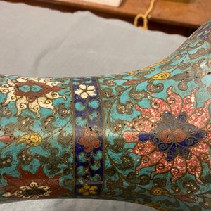 Een Chinese flesvormige cloisonné vaas met lotusslingers, Ming — foto 14