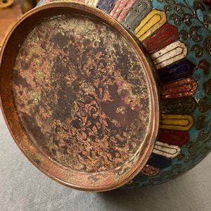 Een Chinese flesvormige cloisonné vaas met lotusslingers, Ming — foto 22
