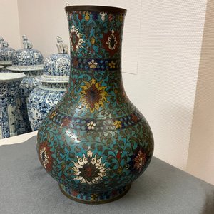 Een Chinese flesvormige cloisonné vaas met lotusslingers, Ming — foto 7