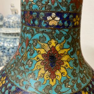 Een Chinese flesvormige cloisonné vaas met lotusslingers, Ming — foto 9