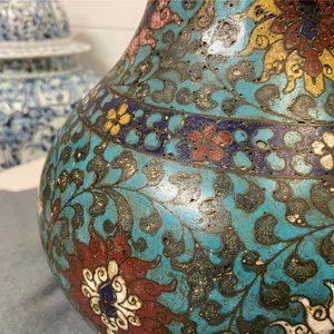 Een Chinese flesvormige cloisonné vaas met lotusslingers, Ming — foto 10
