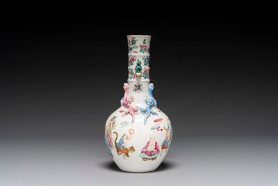 Een Chinese flesvormige famille rose '18 Luohan' vaas, 19e eeuw — foto 2