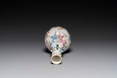 Een Chinese flesvormige famille rose '18 Luohan' vaas, 19e eeuw — foto 5