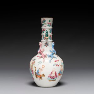 Een Chinese flesvormige famille rose '18 Luohan' vaas, 19e eeuw — foto 2