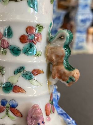 Een Chinese flesvormige famille rose '18 Luohan' vaas en een famille verte vaas, Kangxi merk, 19e eeuw — foto 16