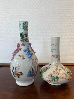 Een Chinese flesvormige famille rose '18 Luohan' vaas en een famille verte vaas, Kangxi merk, 19e eeuw — foto 4