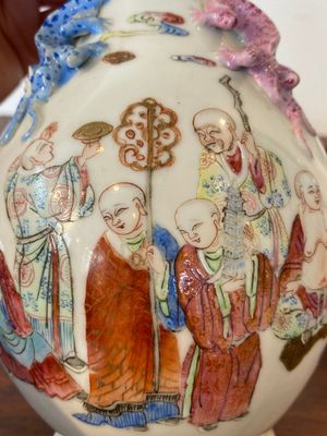 Een Chinese flesvormige famille rose '18 Luohan' vaas en een famille verte vaas, Kangxi merk, 19e eeuw — foto 8