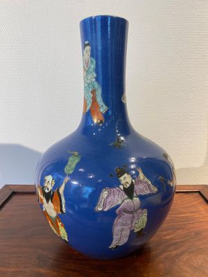 Een Chinese flesvormige famille rose 'acht onsterfelijken' vaas met blauwe fondkleur, Qianlong merk, 19e eeuw — foto 4