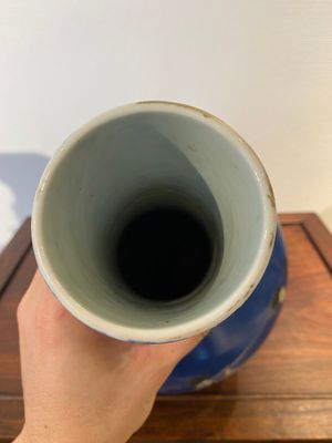 Een Chinese flesvormige famille rose 'acht onsterfelijken' vaas met blauwe fondkleur, Qianlong merk, 19e eeuw — foto 5