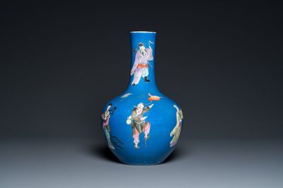 Een Chinese flesvormige famille rose 'acht onsterfelijken' vaas met blauwe fondkleur, Qianlong merk, 19e eeuw