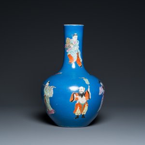 Een Chinese flesvormige famille rose 'acht onsterfelijken' vaas met blauwe fondkleur, Qianlong merk, 19e eeuw — foto 3
