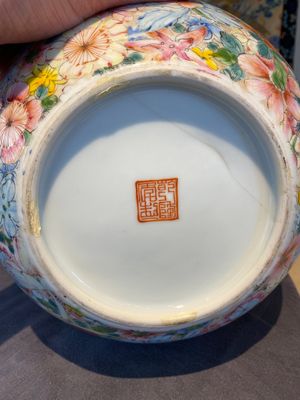 Een Chinese flesvormige famille rose 'millefleurs' vaas, Qianlong merk, Republiek — foto 6